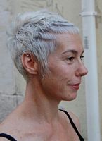 fryzury krótkie cieniowane włosy - uczesanie damskie zdjęcie numer 174A